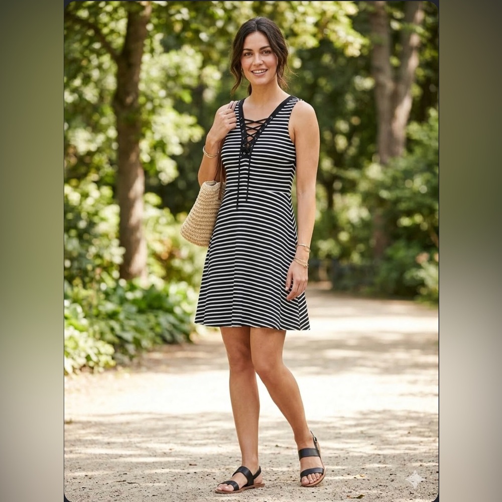 French atmosphere | black and white Striped short dress v neck | size M